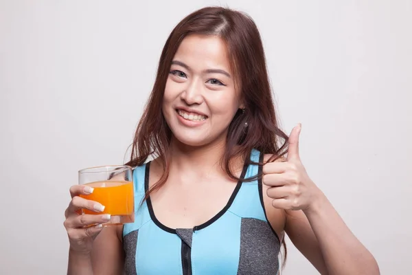 Piękny Asian girl zdrowe picie soku pomarańczowego kciuki. — Zdjęcie stockowe