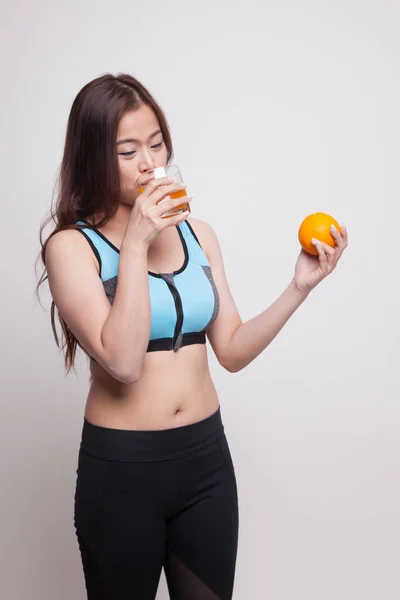 Hermosa chica sana asiática con jugo de naranja y fruta de naranja . — Foto de Stock