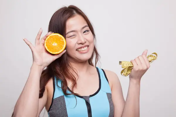 Aziatische gezond meisje op dieet met oranje groenten en meetlint. — Stockfoto