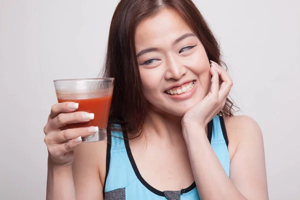 Belle fille asiatique saine comme le jus de tomate . — Photo