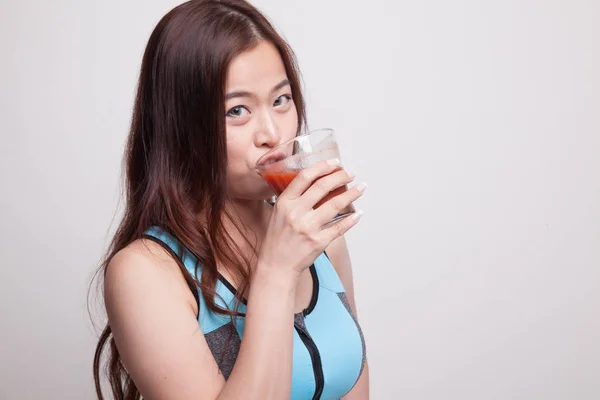 Bella sana ragazza asiatica bere succo di pomodoro . — Foto Stock