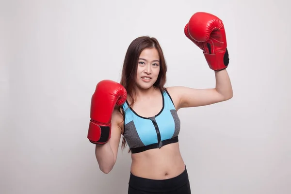 Menina asiática saudável bonita com luva de boxe vermelho . — Fotografia de Stock