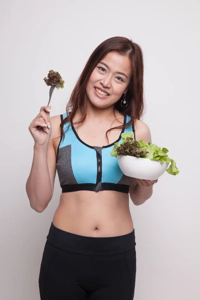 Menina saudável asiática bonita gosta de comer salada . — Fotografia de Stock