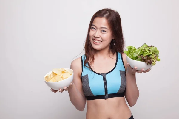 Hermosa chica asiática saludable ensalada y patatas fritas . — Foto de Stock