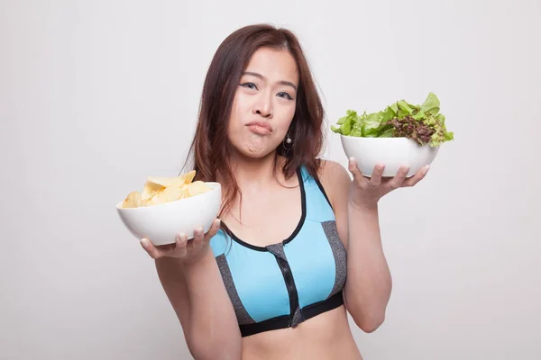 Linda asiática saudável menina salada e batatas fritas . — Fotografia de Stock