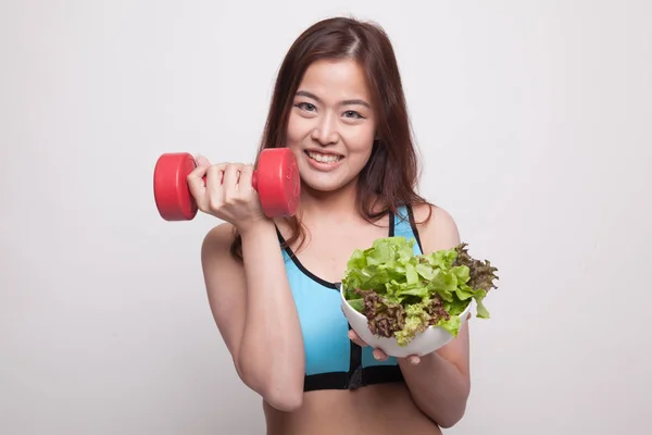 Belle fille asiatique en bonne santé avec haltère et salade . — Photo