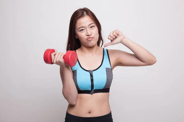 Hermosa asiática saludable chica pulgares abajo con dumbbell . — Foto de Stock