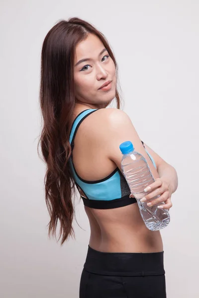 Gyönyörű ázsiai egészséges lány palack ivóvíz. — Stock Fotó