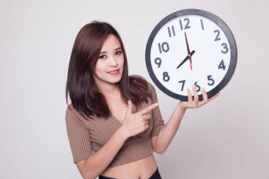 Bir saat noktasına genç Asyalı kadın.