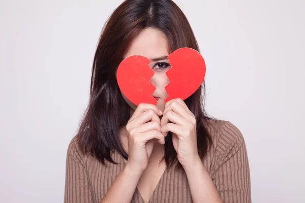 Schöne junge asiatische Frau mit gebrochenem Herzen. — Stockfoto