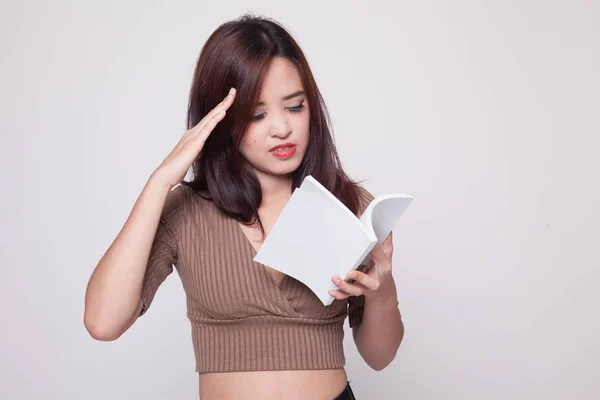 若いアジア女性を得た頭痛読む本. — ストック写真