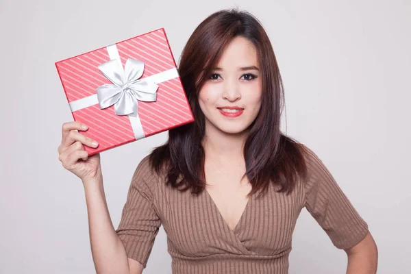 Giovane donna asiatica con una scatola regalo . — Foto Stock