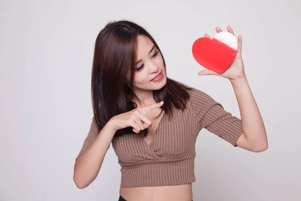 Asiatisk kvinna peka med rött hjärta. — Stockfoto