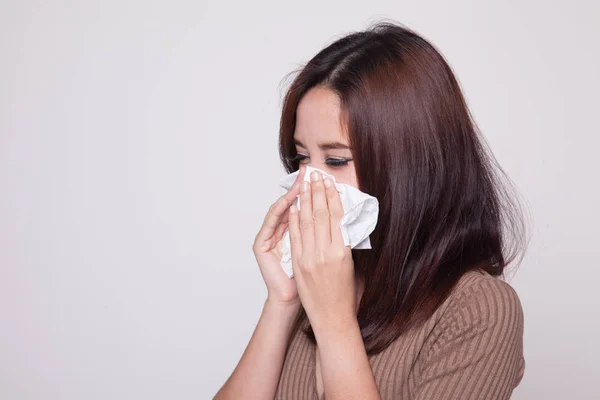 Joven mujer asiática enfermó y gripe . —  Fotos de Stock