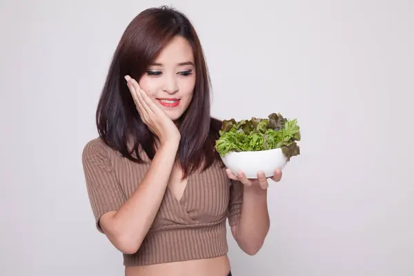 Donna asiatica sana con insalata . — Foto Stock