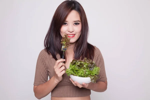 Friska asiatisk kvinna med sallad. — Stockfoto