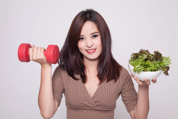 Friska asiatisk kvinna med hantlar och sallad. — Stockfoto