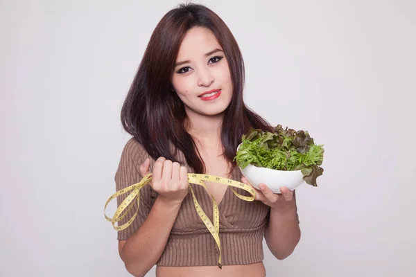 Здоровая азиатка с лентой и салатом . — стоковое фото