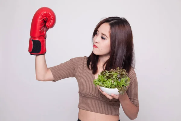 Joven mujer asiática con guante de boxeo y ensalada . — Foto de Stock