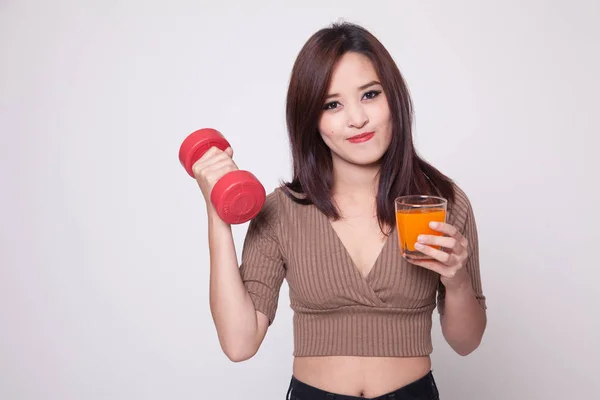Jeune femme asiatique avec haltère boisson jus d'orange . — Photo