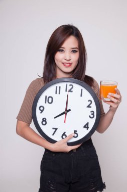 Asyalı kadın saati içki portakal suyu ile.