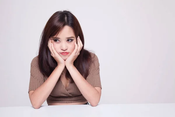 Asiatisk tjej med sorgliga känslor. — Stockfoto