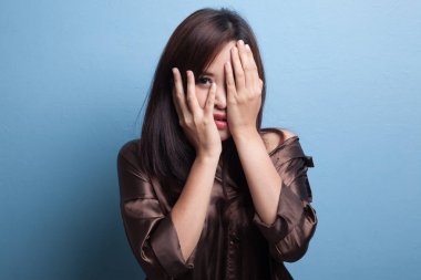 Güzel genç Asyalı kadın parmaklarının arasından dikizliyor..