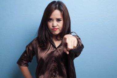 Genç Asyalı kadın kızgın ve kamera noktasına.