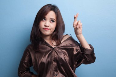 Güzel genç Asyalı kadın çapraz parmak.