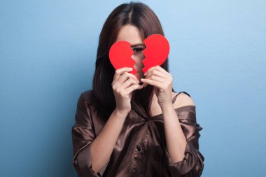 Güzel genç Asyalı kadın ile kırık kalp.