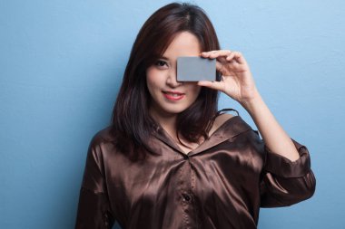 Genç Asyalı kadın gözü üzerinde boş kartı ile.