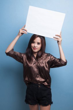 Beyaz boş işareti ile genç Asyalı kadın.