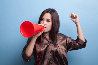 Güzel genç Asyalı kadın megafon ile ilan.