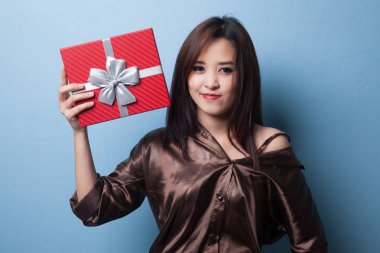 Genç Asyalı kadın ile bir hediye kutusu.