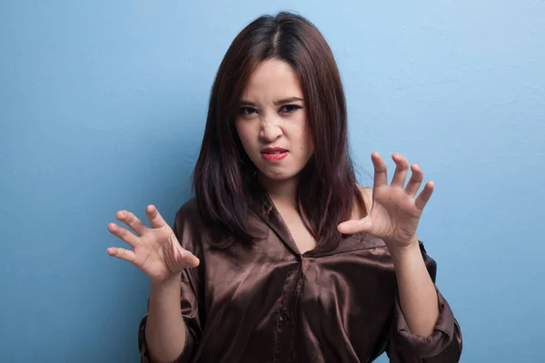 Jeune femme asiatique avec geste de mains effrayantes . — Photo