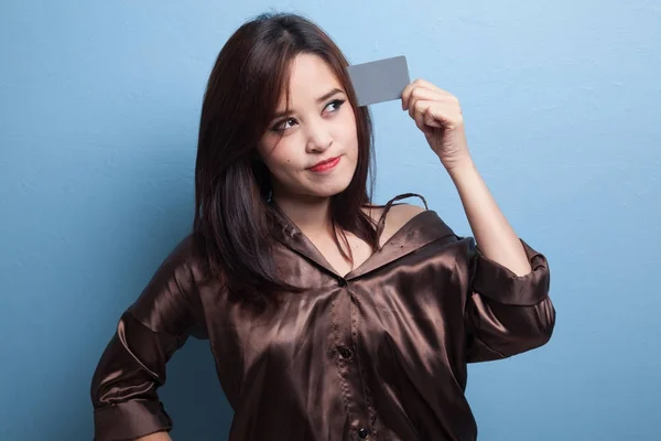 Jonge Aziatische vrouw denk met een lege kaart. — Stockfoto