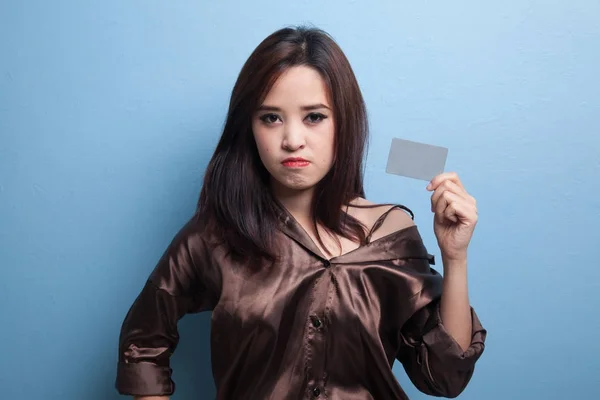 Jeune femme asiatique avec une carte blanche . — Photo