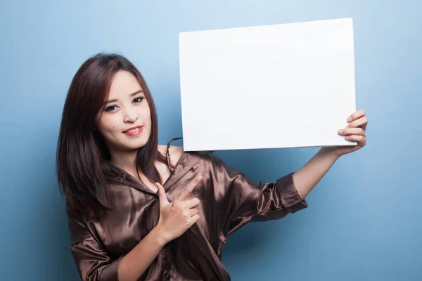Junge asiatische Frau zeigt auf leeres Schild. — Stockfoto