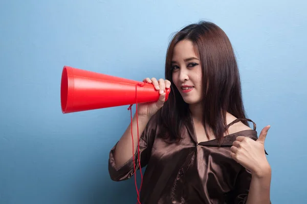 Bello giovane asiatico donna spettacolo pollice su annunciare con megapho — Foto Stock