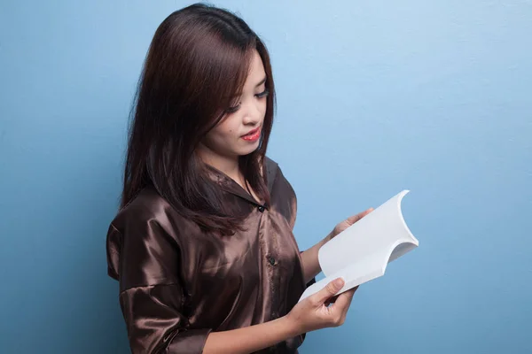 Jonge Aziatische vrouw lezen een boek. — Stockfoto