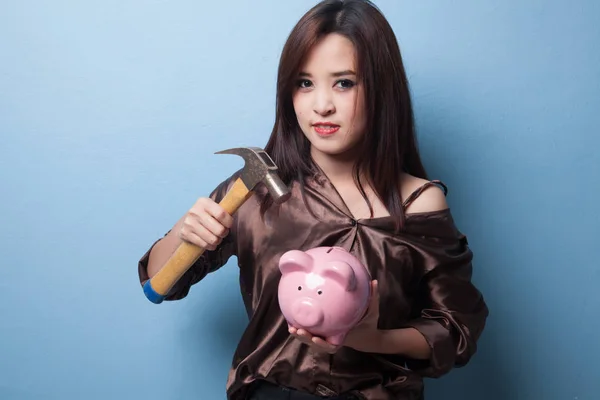 Asian woman with pig coin bank and hammer. — Stock Photo, Image