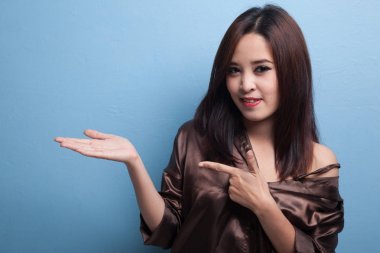 Güzel genç Asyalı kadın noktası el palm.