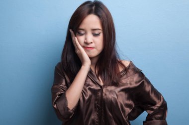 Genç Asyalı kadın diş ağrısı var.