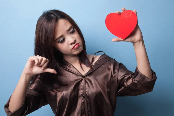 Asiático mulher polegares para baixo com vermelho coração . — Fotografia de Stock