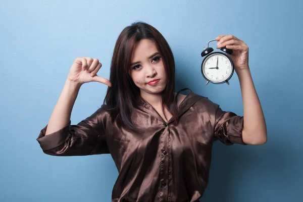 Joven mujer asiática pulgares abajo con un reloj . — Foto de Stock