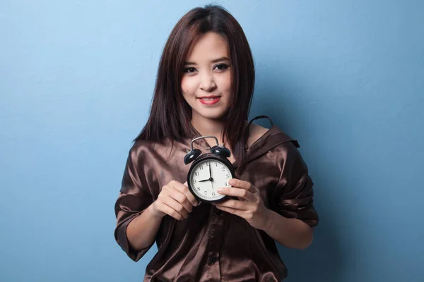 Jeune femme asiatique sourire avec une horloge . — Photo