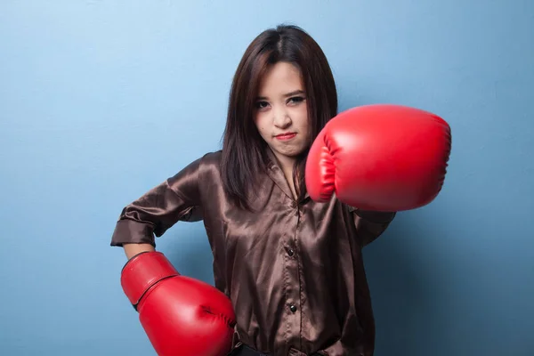 Νεαρή Ασιάτισσα με κόκκινα γάντια πυγμαχίας. — Φωτογραφία Αρχείου