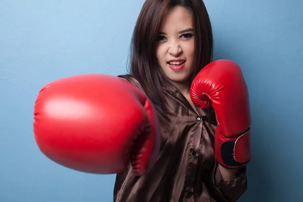 Joven mujer asiática con guantes de boxeo rojos . —  Fotos de Stock