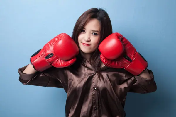 Joven mujer asiática con guantes de boxeo rojos . — Foto de Stock