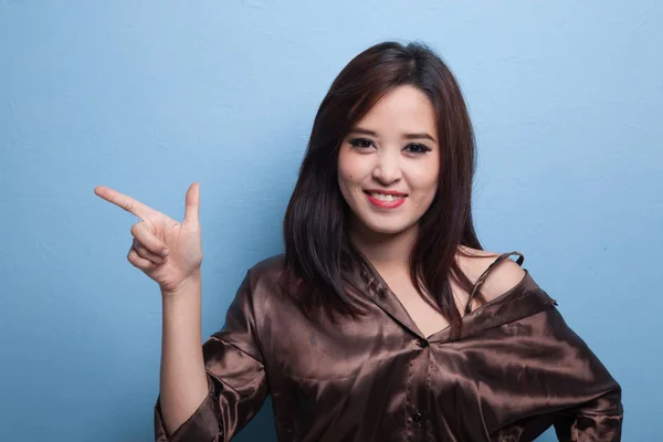 Fiatal ázsiai nő mosolyog és pont. — Stock Fotó